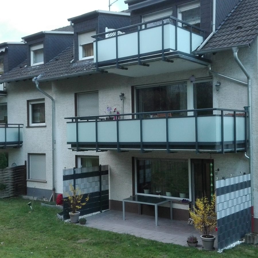 Modernisierung eines Mehrfamilienhauses mit Balkonen