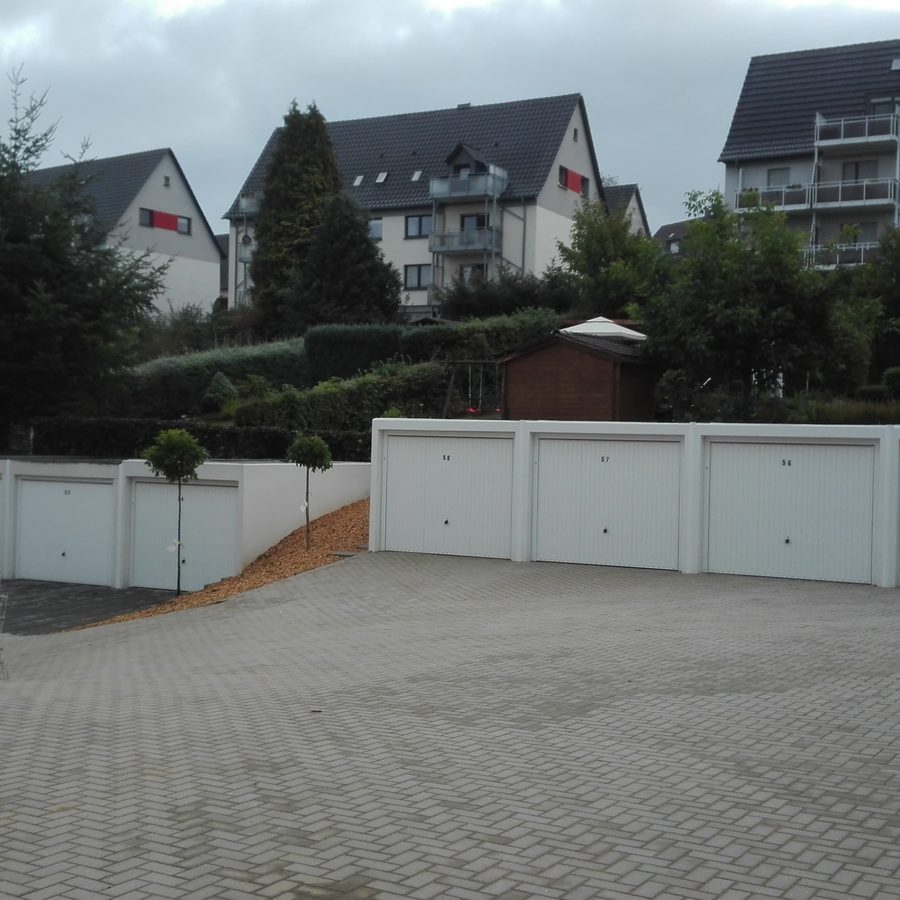 Garagen mit Vorplatz