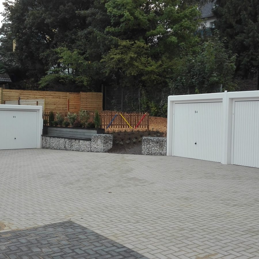 Garagen mit Vorplatz