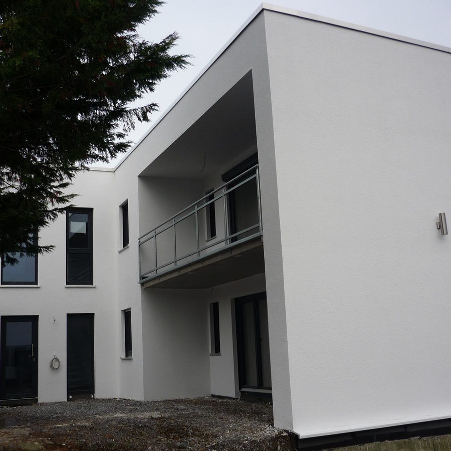 Gewerbebau mit Balkon