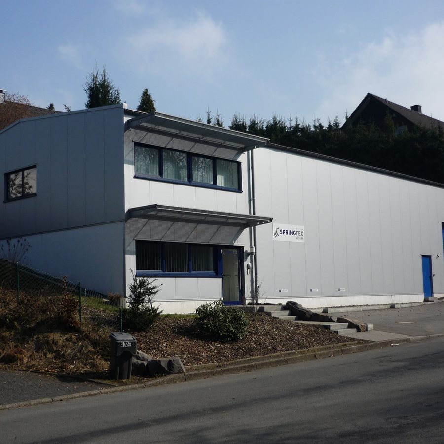 Hallenbau mit Vordach