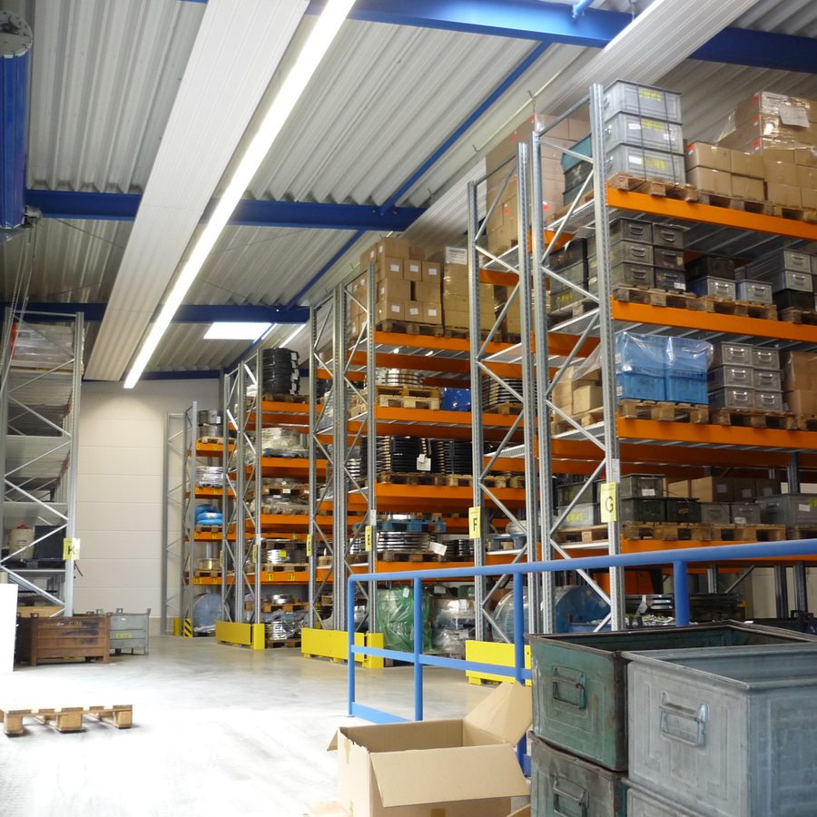 Industriebau mit Hallenbau und Lagerräumen