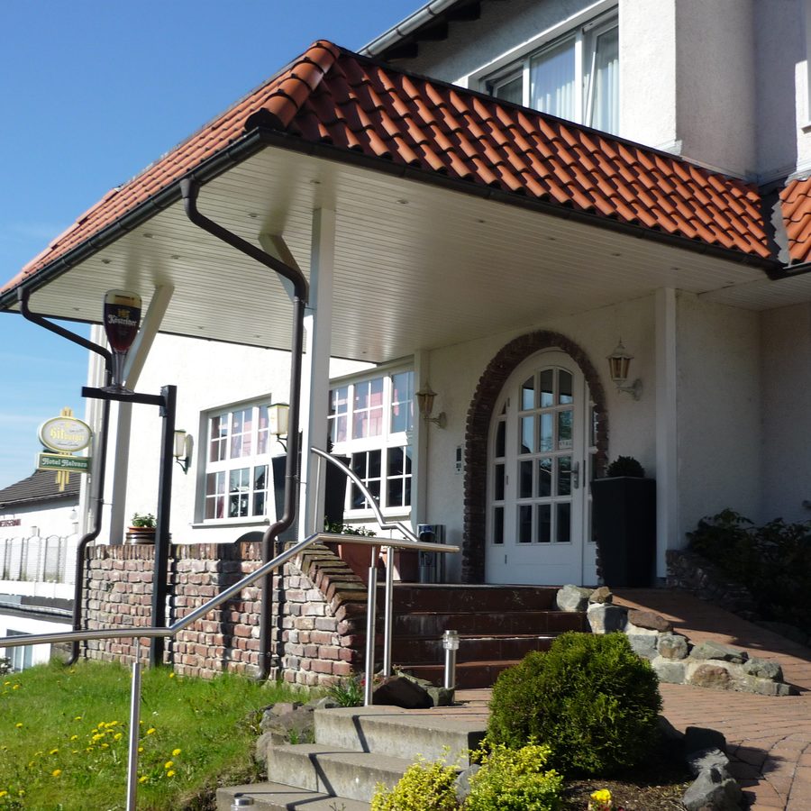 Vordach eines Restaurants mit Unterkostruktion 