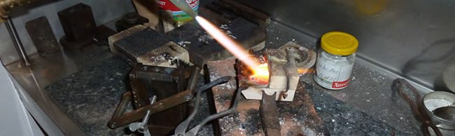 Edelmetall wird eingeschmolzen